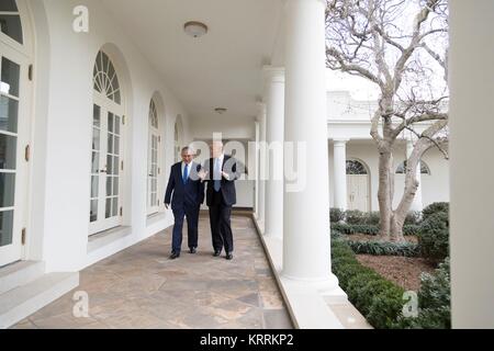 Le Premier ministre israélien Benjamin Netanyahu (à gauche) et le président américain Donald Trump à pied le long de la Colonnade de la Maison Blanche le 15 février 2017 à Washington, DC. Banque D'Images