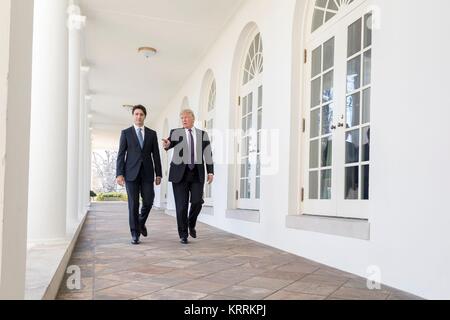 Le premier ministre du Canada, Justin Trudeau (à gauche) et le président américain Donald Trump à pied le long de la Colonnade de la Maison Blanche, le 13 février 2017 à Washington, DC. Banque D'Images