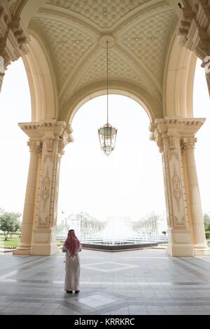 Un homme de l'Arabie Saoudite attend l'arrivée du président américain Donald Trump et la Première Dame des États-Unis Melania Trump dans l'entrée avant de l'Hôtel Ritz Carlton, 20 mai 2017 à Riyad, en Arabie Saoudite. Banque D'Images