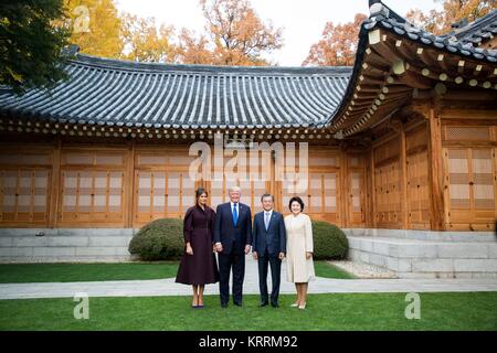 Première Dame des États-Unis Melania Trump, le président américain Donald Trump, Président de la Corée du Sud, Moon Jae-in, et épouse Kim Jung-sook posent devant le 7 novembre 2017 Sangchunjae, à Séoul, en République de Corée. Banque D'Images