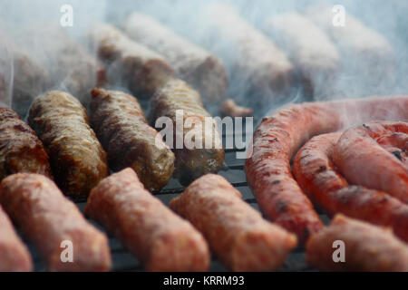 La viande au barbecue sur le feu du charbon de libre de droit. Banque D'Images