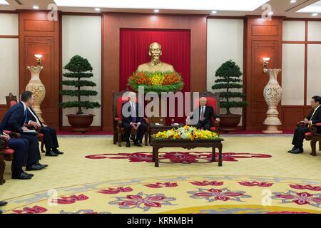 Le Président américain Donald Trump (à gauche) rencontre le secrétaire général du Parti communiste vietnamien Nguyen Phu Trong à la communauté du Vietnam le 12 novembre 2017 Siège à Hanoi, Vietnam. Banque D'Images