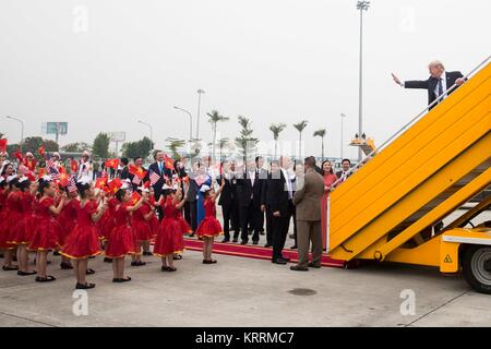 Les enfants vietnamiens adieu au Président américain Donald Trump comme il monte à l'Armée de l'air d'un avion à l'Aéroport International de Noi Bai, 12 novembre 2017 à Hanoi, Vietnam. Banque D'Images