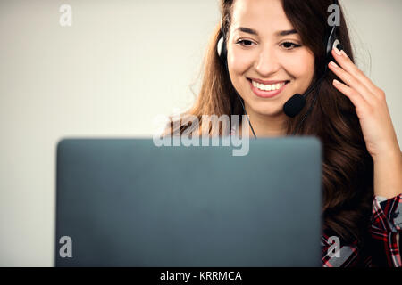 Belle jeune fille à l'aide d'ordinateur Banque D'Images