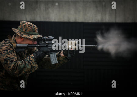 Un soldat du Corps des Marines des États-Unis de forêt son fusil au cours de la Division Marine Squad annuel au camp de la concurrence 7 décembre 2017 Hansen, à Okinawa, au Japon. Banque D'Images