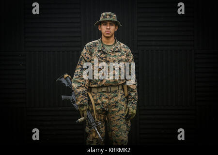 Un soldat du Corps des Marines des États-Unis en faveur d'un portrait avec son fusil au cours de la Division Marine Squad annuel au camp de la concurrence 7 décembre 2017 Hansen, à Okinawa, au Japon. Banque D'Images