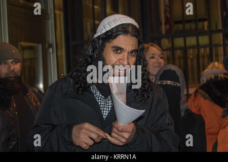 Shaker Aamer, libéré après près de 14 ans de détention sans inculpation ni jugement, tient ses lunettes dans ses mains après avoir parlé à la vigile demande la fermeture de Guantanamo. Banque D'Images