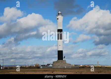 Le phare automatique moderne à Dungeness dans Kent, Angleterre le 19 janvier 2009. Il a remplacé le vieux phare habité en 1961. Banque D'Images