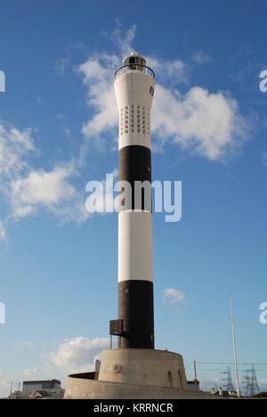 Le phare automatique moderne à Dungeness dans Kent, Angleterre le 19 janvier 2009. Il a remplacé le vieux phare habité en 1961. Banque D'Images