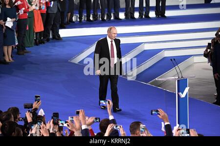 Le président russe Vladimir Poutine à promenades sur scène pour régler le mouvement du Front Populaire panrusse de lancer sa campagne de réélection le 19 décembre 2017 à Moscou, Russie. Banque D'Images