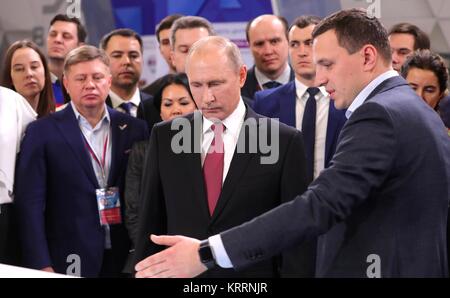 Le président russe Vladimir Poutine tours une exposition sur l'avenir de la Russie avant d'aborder au partisans du Front populaire de toute la circulation le coup sa campagne de réélection le 19 décembre 2017 à Moscou, Russie. Banque D'Images