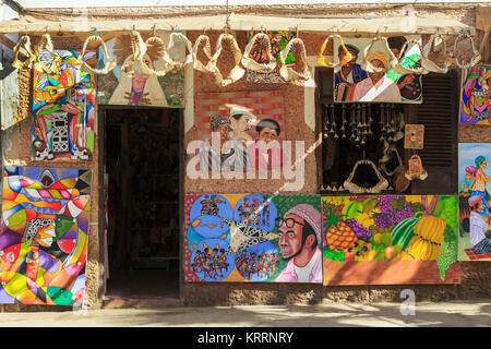 Boutique d'art avec des peintures et des mâchoires de requins et les dents de requin à Santa Maria, Sal, Salina, Cap Vert, Afrique Banque D'Images