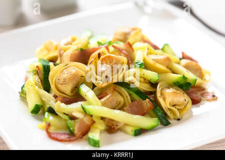 Tortellini au four avec la courgette et Bacon Banque D'Images