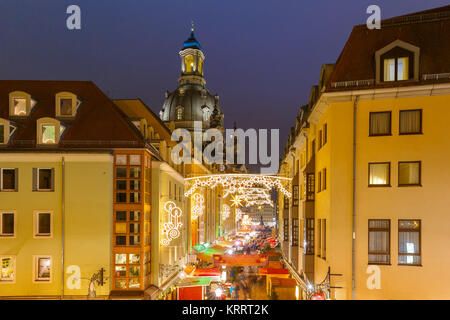 Rue le soir de Noël à Dresde, Allemagne Banque D'Images