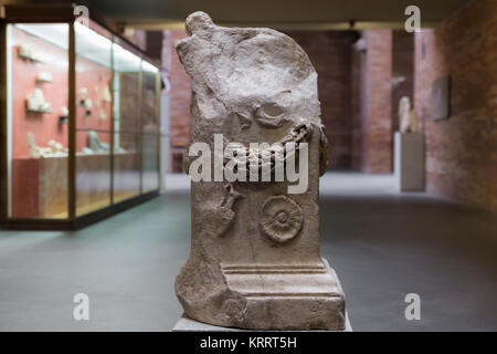 MÃ©rida, Espagne - 27 septembre 2014 : Pierre de l'autel. Décorée avec des guirlandes. Début de la 2ème C.AD. Musée d'Art Romain à Mérida. L'Espagne. Banque D'Images