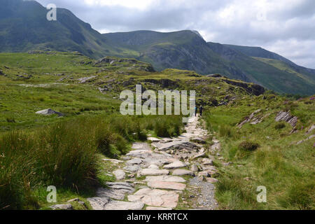 Deux marcheurs revenant du Mont Tryfan sur la route vers Llyn Ogwen Banque D'Images