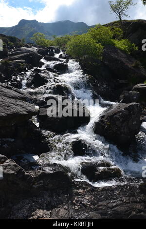 Cascade sur le marche de Llyn Ogwen Tryfan Banque D'Images