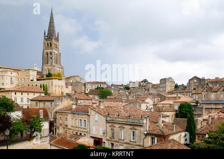 Vue de haut sur les toits de Saint-Emilion, Gironde, France. Un village médiéval dans la région viticole de Bordeaux. Banque D'Images