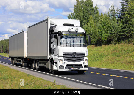 NUMMELA, FINLANDE - le 21 juillet 2017 : Mercedes-Benz Actros camion de transport de marchandises le long de la route sur un beau jour de l'été dans le sud de la Finlande. Banque D'Images