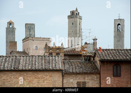 Tours médiévales de XIII century, Torre Chigi, Torri dei Salvucci, Casa Torre particulier Pesciolini, Torre Rognosa, Torre Grossa et Campanile della Collegiata Banque D'Images