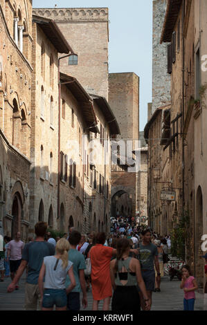 Tours médiévales de XIII century, Casa-Torre particulier Pesciolini et Torri degli Ardinghelli dans centre historique de San Gimignano dans la liste du patrimoine mondial de l'UNES Banque D'Images