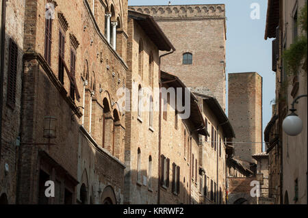 Tours médiévales de XIII century, Casa-Torre particulier Pesciolini et Torri degli Ardinghelli dans centre historique de San Gimignano dans la liste du patrimoine mondial de l'UNES Banque D'Images