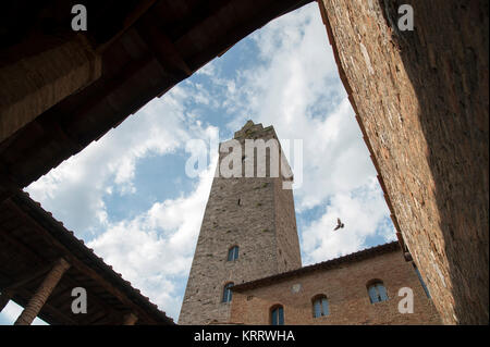 Tours médiévales de XIII century, Torre Grossa dans le centre historique de San Gimignano dans la liste du patrimoine mondial par l'UNESCO à San Gimignano, Toscane, Italie. Banque D'Images