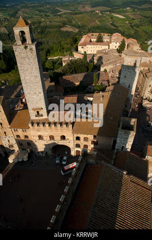 Tours médiévales du XIII siècle Torre Rognosa, ombre de Torre Grossa et Torre del Diavolo, l'Évêché, et Piazza della Cisterna en Histo Banque D'Images