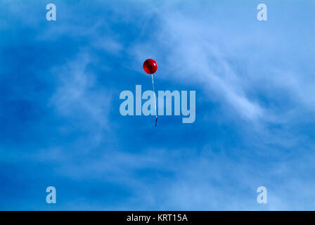 Vol en solo d'un ballon rouge. Banque D'Images