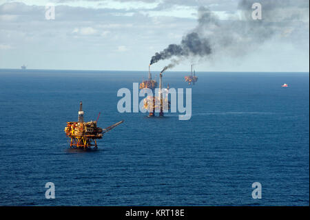 Mer du Nord, la production de pétrole avec les plates-formes. Vue aérienne. Brent Oil Field. Banque D'Images