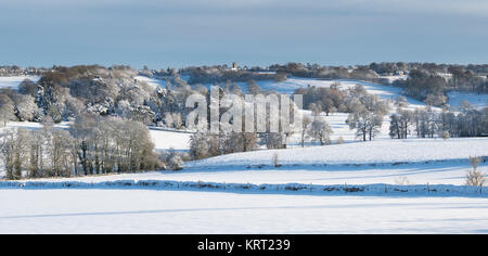 Stow on the Wold en haut de la colline et campagne environnante dans la neige de décembre. Stow on the Wold, Cotswolds, Gloucestershire, Angleterre. Vue panoramique Banque D'Images