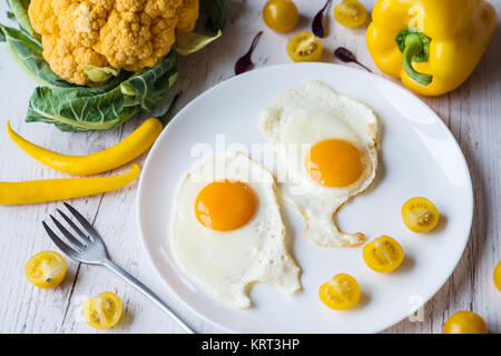 Oeufs au plat avec des légumes. Superbe petit-déjeuner le matin. Banque D'Images