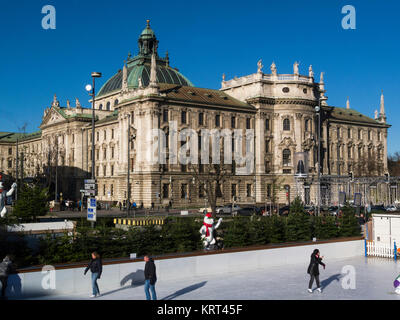 Skaters Münchener EisZauber patinoire Ice Magic Munich Karlsplatz Stachus Munich Bavaria Allemagne UE en face du Palais de Justice de Munich Justizpalast Banque D'Images