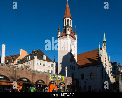 Boutiques en ligne boucherie place Viktualienmarkt avec Spielzeugmuseum im alten Rathausturm derrière Munich Bavaria Allemagne UE Banque D'Images