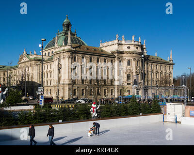 Skaters Münchener EisZauber patinoire Ice Magic Munich Karlsplatz Stachus Munich Bavaria Allemagne UE en face du Palais de Justice de Munich Justizpalast Banque D'Images