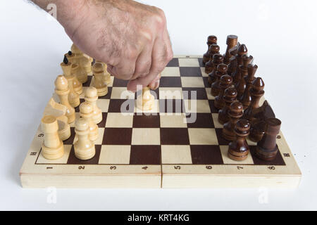 Les échecs. La main de l'homme fait le premier pas, E2-E4. Banque D'Images