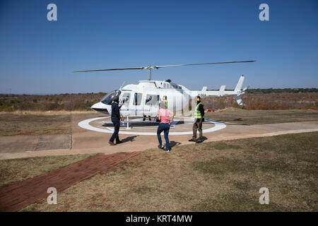 Atterrissage d'hélicoptère sur le Zambèze avant le vol des Anges sur Victoria Falls, Zimbabwe Banque D'Images