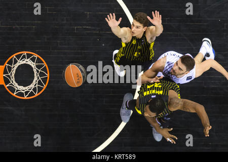 Thessaloniki, Grèce, 11 Novembre 2017 : certains joueurs en action au cours de la ligue de basket grec Paok jeu vs Aris au PAOK sports arena. Banque D'Images