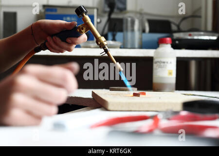 L'atelier soleil,artisan graveur d'or Banque D'Images