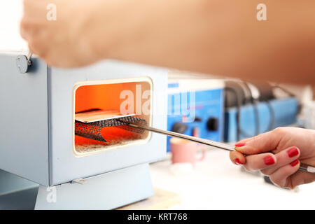 Cuisson en céramique dans la chambre du four Banque D'Images