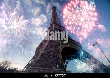 Résumé fond de Tour Eiffel avec Fireworks Banque D'Images