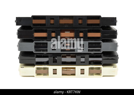 Pile de cassettes audio vintage sur fond blanc Banque D'Images