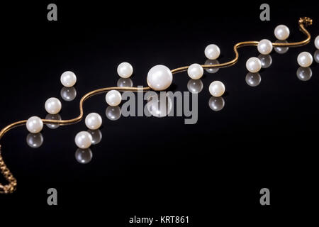 Collier de perles blanches sur fond noir Banque D'Images