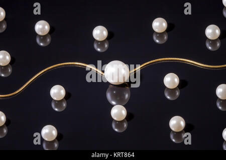 Collier de perles blanches sur fond noir Banque D'Images