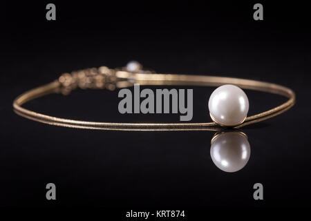 Collier de perles blanches sur fond noir Banque D'Images