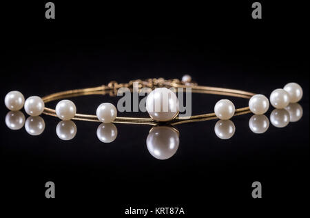 Collier de perles blanches sur fond noir Banque D'Images