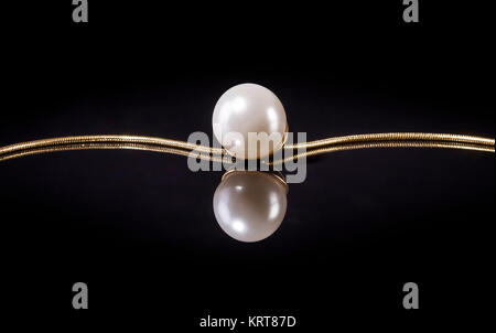 Collier de perles blanches sur fond noir Banque D'Images