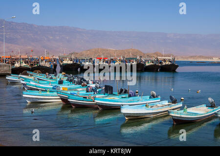 MIRBAT, OMAN - JANVIER 07,2016 : bateaux de pêche (dhow) à Mirbat port. Dhofar Oman. Banque D'Images