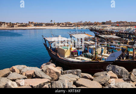 MIRBAT, OMAN - JANVIER 07,2016 : bateaux de pêche (dhow) à Mirbat port. Dhofar Oman. Banque D'Images