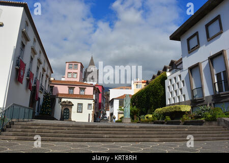 Chapelle de Santo António da Mouraria, Trilogie des pouvoirs statue et vue vers la cathédrale, Funchal, Madeira, Portugal Banque D'Images